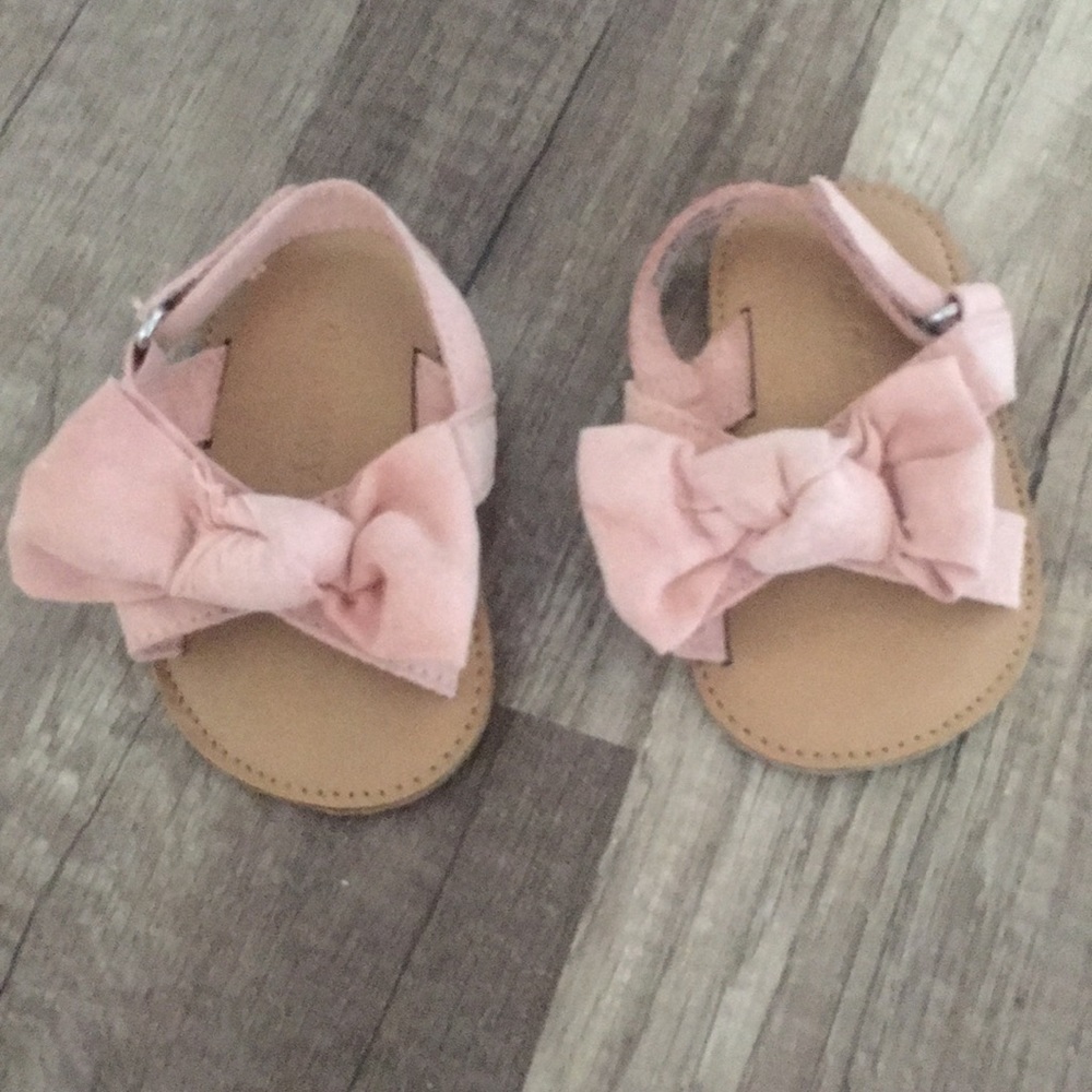 Baby girl 3/6 month pink sandles, soooo cute!